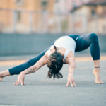 Antonella Bianco fa un asana yoga in una via del quartiere Isola di Milano