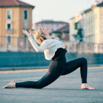 Asana Yoga dell'insegnante Giulia Jessoula, in una via del quartiere Isola di Milano