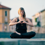 Giulia Jessoula fa un asana yoga in una via in zona Garibaldi di Milano