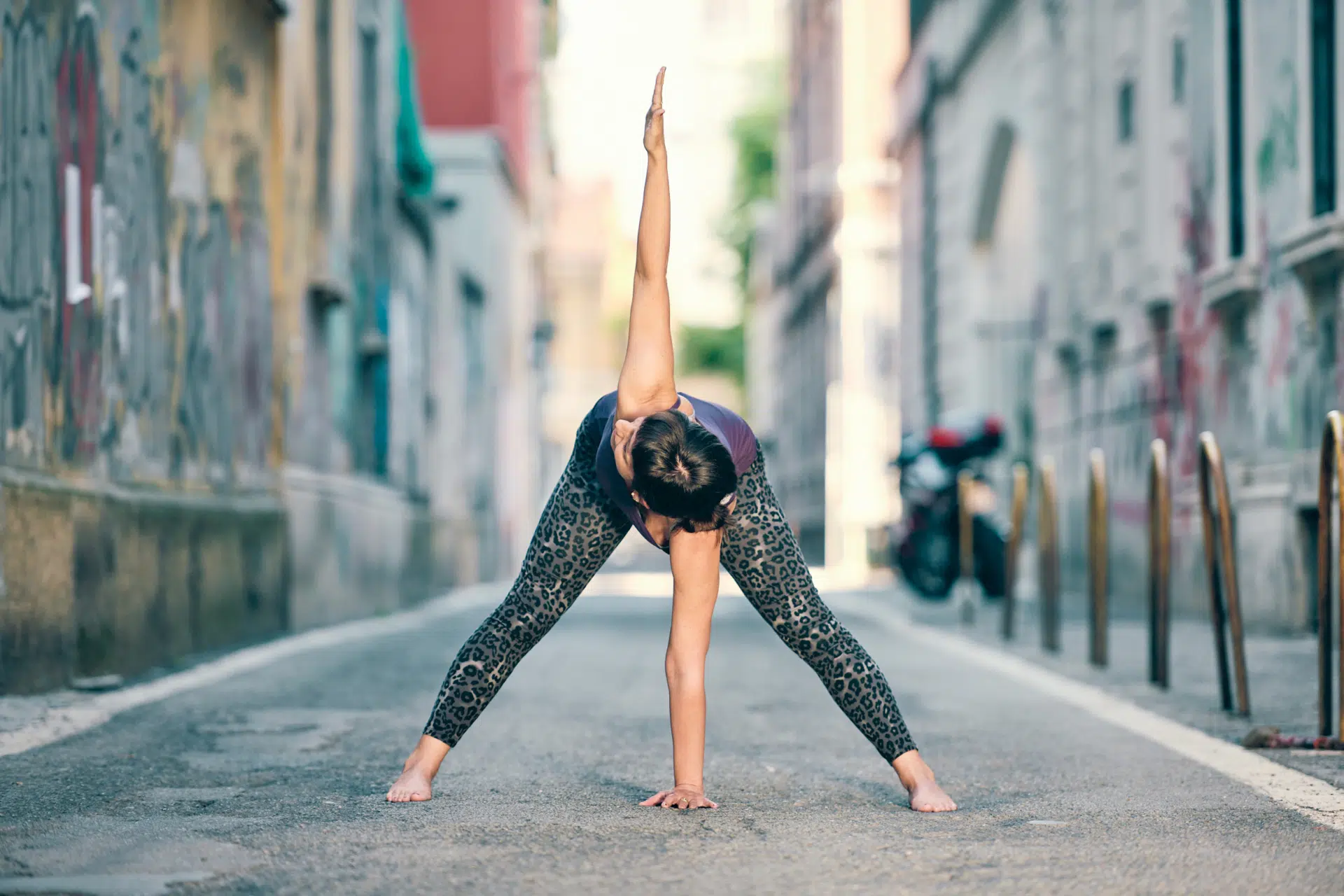 Ilaria Marino fa un asana yoga in una via del quartiere Isola di Milano