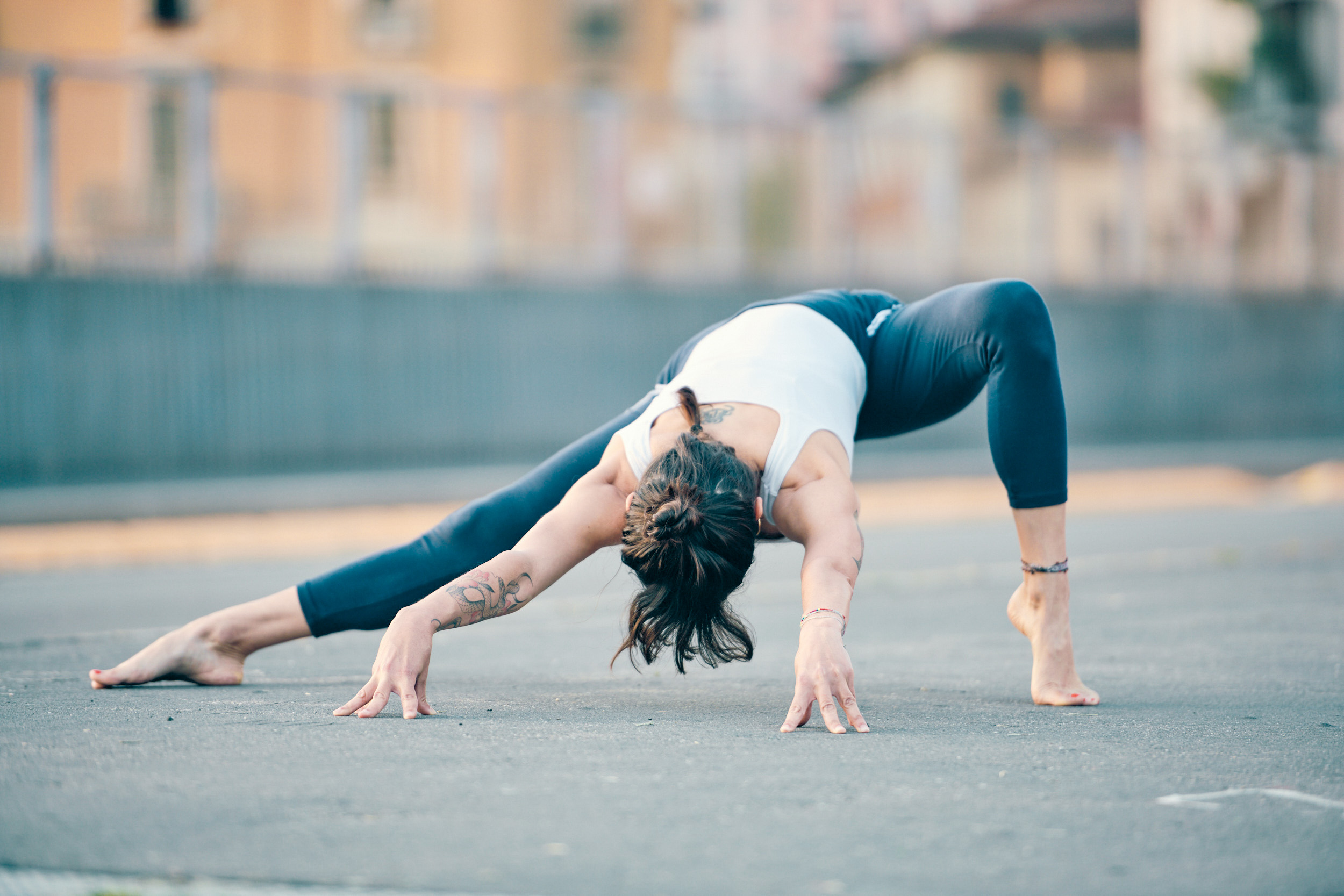 Antonella Bianco - Milano Yoga Space Antonella Bianco fa un asana yoga in una via del quartiere Isola di Milano