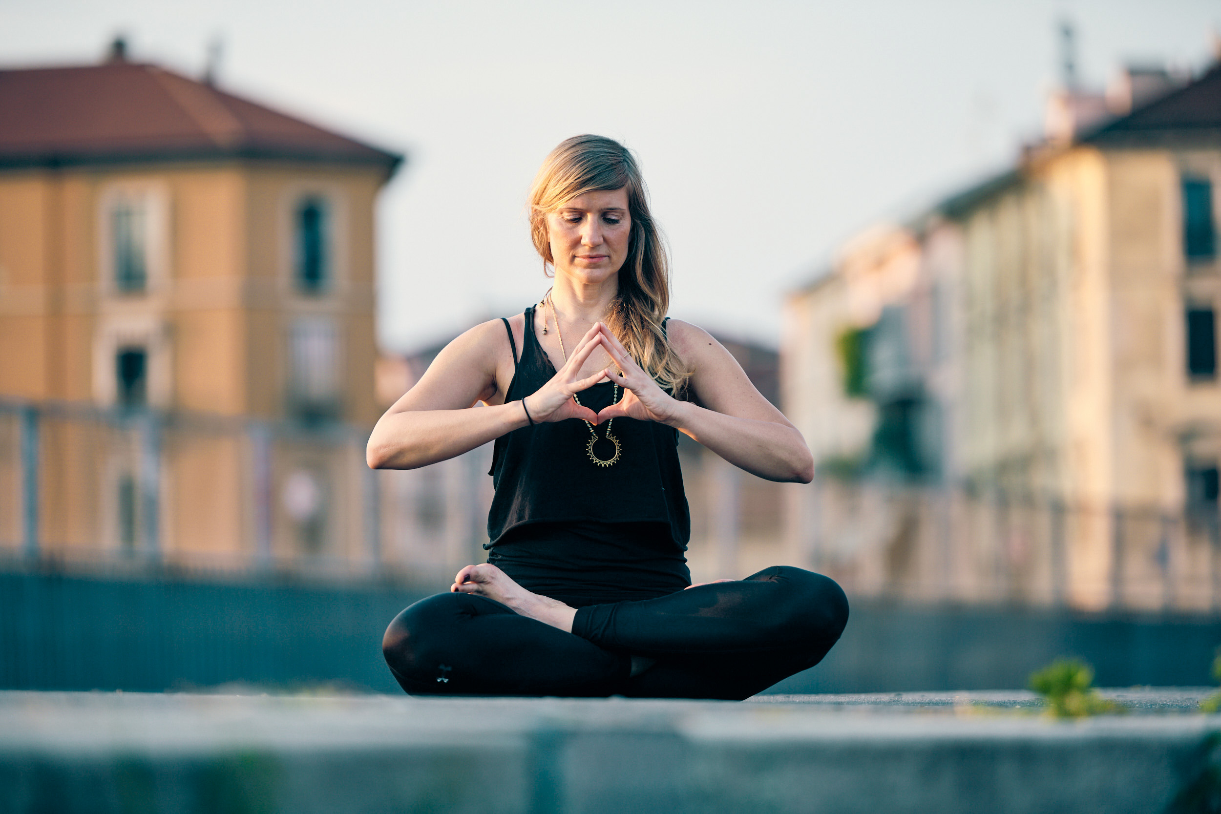 Giulia Jessoula - yoga quartiere isola a milano Giulia Jessoula fa un asana yoga in una via in zona Garibaldi di Milano