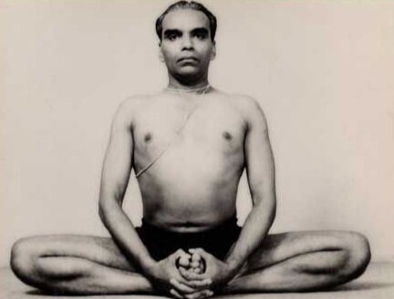 Fotografia d'epoca in bianco e nero di praticante in baddha konasana con schiena eretta