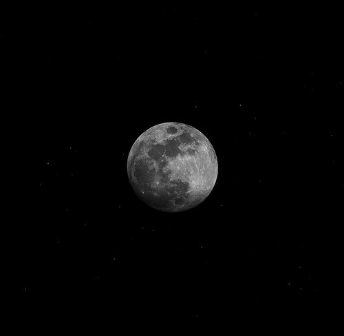 Luna Quasi Piena Luna quasi piena con superficie craterizzata visibile su sfondo di cielo notturno nero