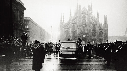 Milano Storica – Cerimonia in Piazza Duomo, fotografia d’archivio Fotografia storica in bianco e nero: folla raccolta in Piazza del Duomo a Milano attorno a un veicolo