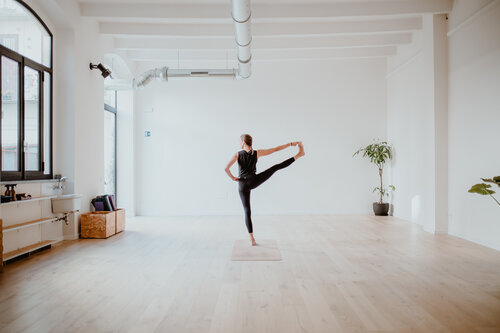 Persona in utthita hasta padangustasana: in equilibrio su un piede con la gamba estesa lateralmente
