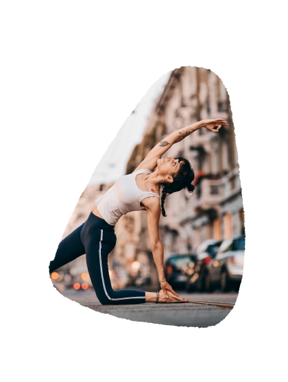 insegnante Yoga Antonella Bianco in foto artistica, in strada nel quartiere Isola di Milano