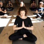 Primo piano di un'allieva durante la lezione di Yoga