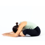 L'insegnante di Yoga, Sara Cusmano, in una posizione di yoga nello studio Milano Yoga Space.