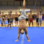 L'insegnante di Handstand Andrea Valtorta, mostra un esercizio di avvicinamento alla verticale