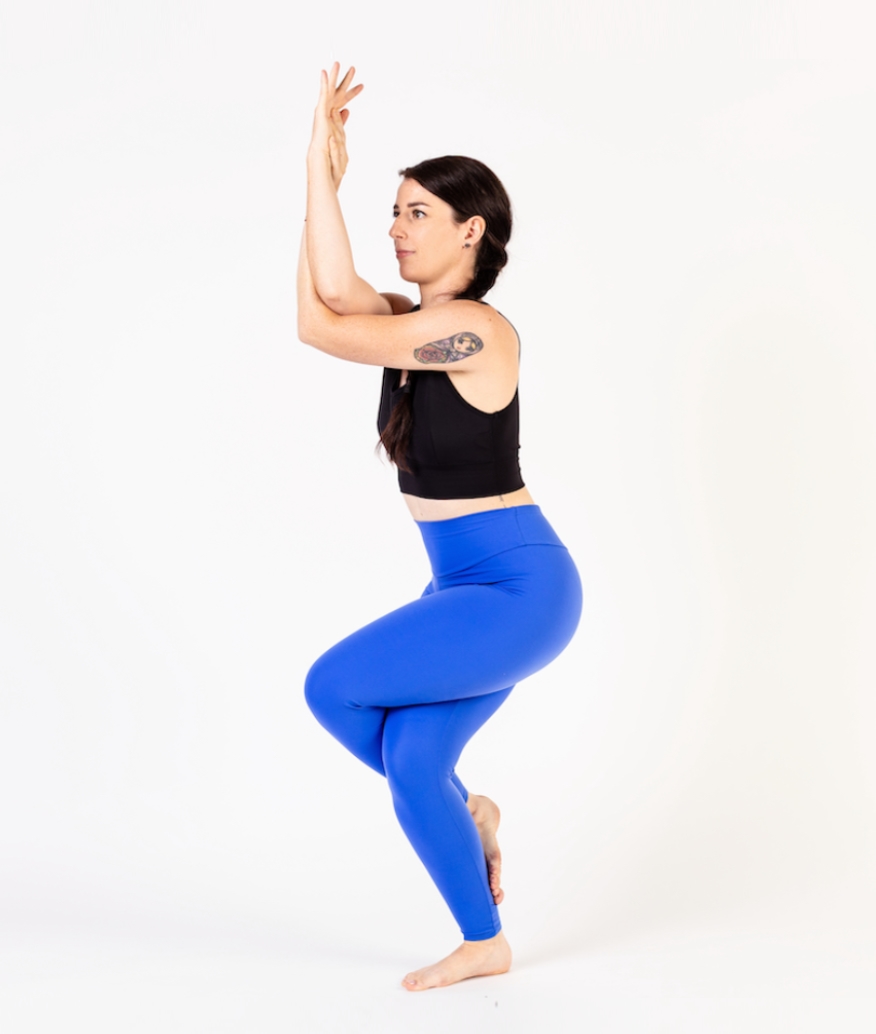 L'insegnante di Yoga, Michela Granconato, in una posizione di Yoga nello studio Milano Yoga Space