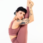 Giulia Dellea, in una posizione di Yoga