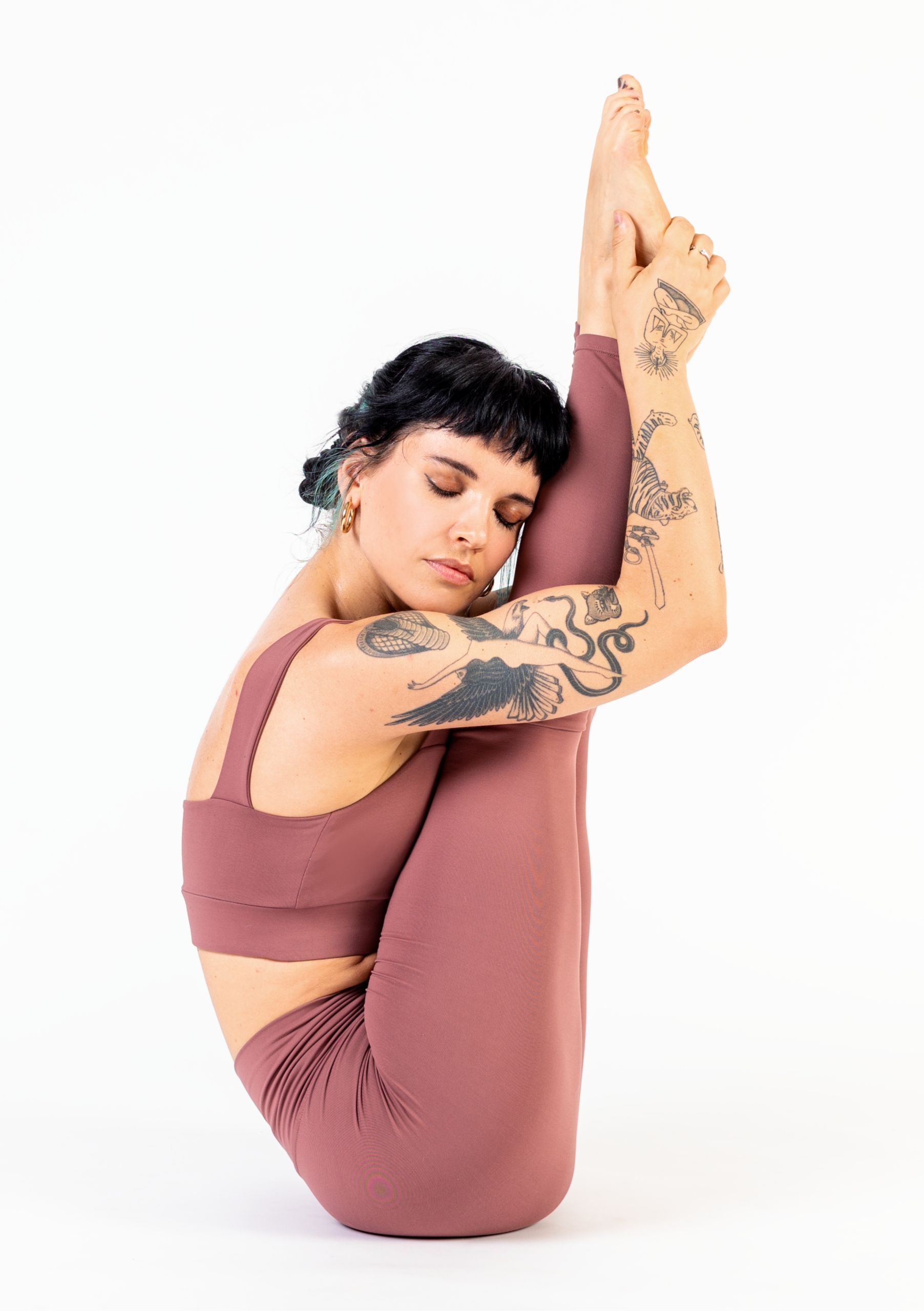 Giulia dellea - milano yoga space - portrait Giulia Dellea, in una posizione di Yoga