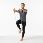 Insegnante di pilates esegue un esercizio di pilates