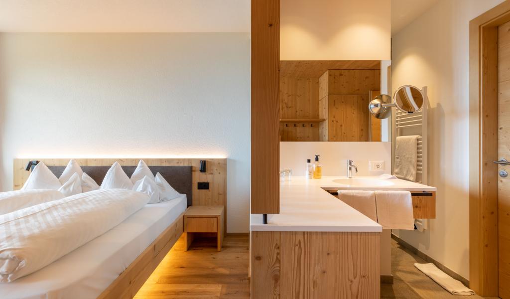 letto-e-bagno-della-camera-doppia-comfort
