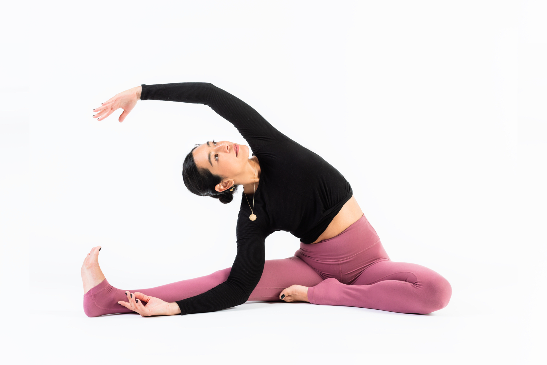 Cecilia Arioli una donna esegue una asana