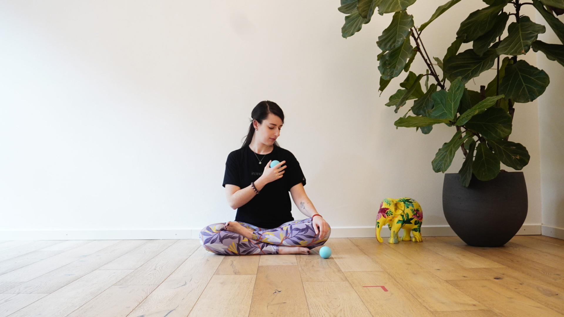 MIchela Granconato da Milano Yoga Space Insegnante mostra esercizio di rilascio miofasciale con pallina
